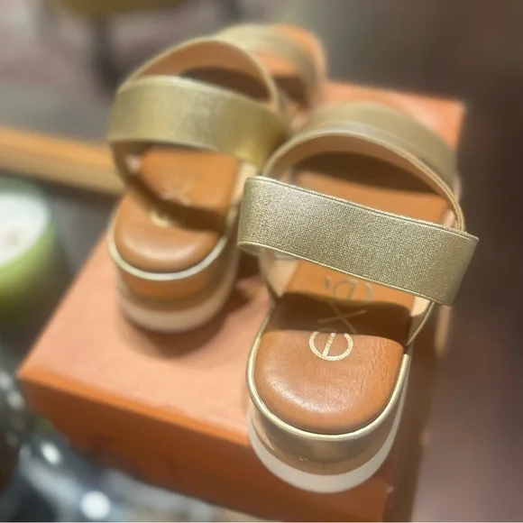 ✨ Exé “Amanda” Gold Banded Sandal ✨
Size 37 (U.S. 7) | New in Box - Picture 4 of 5
